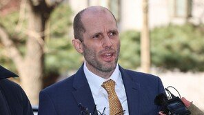 로저스 쿠팡 대표, 경찰 2차 출석 “수사에 적극 임할 것”