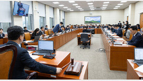 ‘아빠도 예정일 50일前부터 출산휴가’法, 상임위 통과…유산땐 5일 휴가