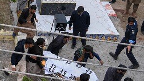 파키스탄 이슬람 사원서 자폭 테러…최소 31명 사망 ·169명 부상