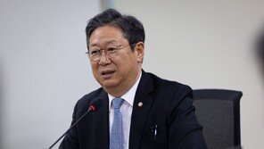 與 전략공천관리위원장… ‘친문’ 발탁 놓고도 충돌