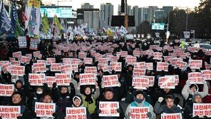 빤히 쳐다보는 청년들 vs 피켓 드는 어른들…불만 표현도 다르게[청계천 옆 사진관]