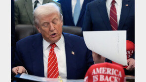 트럼프, 핵협상 재개날 “이란 거래국가 추가관세” 행정명령