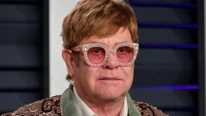 엘튼 존 “역겹다”…아들 출생 기사 두고 英 대중지와 법정 공방