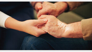 가족 몰래 102세 노인과 혼인신고한 간병인…수백억 재산 탓?  