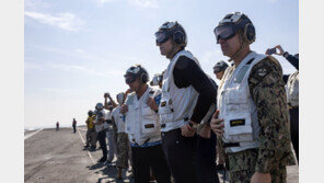 트럼프 특사단, 중동 배치 美 항공모함 방문…“힘을 통한 평화 실천”