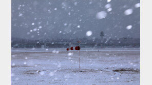 ‘강한 눈폭풍’ 제주공항 오전 10시까지 활주로 폐쇄…62편 결항