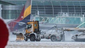 한라산 18㎝ 폭설-강풍… 항공편 무더기 결항에 주말 1만여명 발 묶여