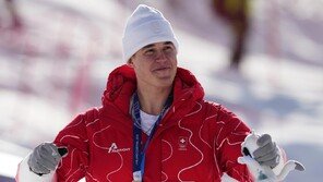 밀라노 첫 金 주인은, 망치 대신 스키 폴 잡은 ‘스위스 목수’