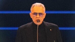 보첼리 “아무도 잠들지 말라” 열창… 숨죽인 7만5000여 관중