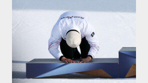 은메달 김상겸, ‘큰절’ 세리머니…“나도 상의탈의 하고 싶었는데”