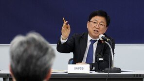 최교진 “의사인력 양성 규모 곧 결정…의대 교육 여건 개선 느껴져”