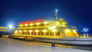 北 대동강에 호화 유람선…“연회장서 선상 결혼식 가능”