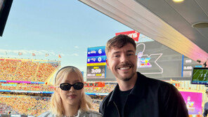 로제, ‘전 세계 유튜브 구독자 1위’ 미스터비스트와 슈퍼볼 현장 깜짝 만남