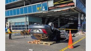 가락시장 2층 주차장 벽 뚫고 승용차 추락…1명 경상