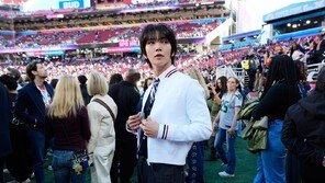 세븐틴 조슈아, 美 ‘슈퍼볼’ 깜짝 등장…명품 입고 훈훈 외모