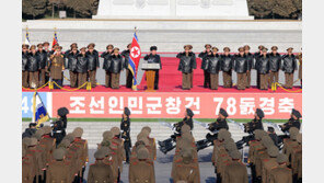 국방성 찾은 김정은 “군의 역할 높아지는 5년 될것”