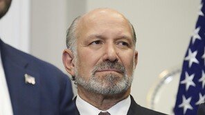 “러트닉, 엡스타인 문건 250개에 등장”… 공화서도 “사임하라”