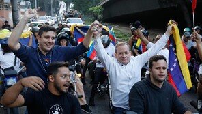 마두로에 핍박받던 베네수엘라 野인사, 석방 후 행진