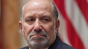 “러트닉, 엡스타인 문서 250건에 등장”… 공화서도 “물러나라”