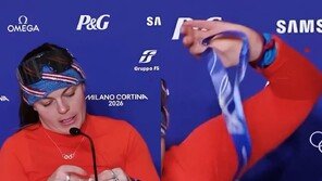 펄쩍 뛰다 망가진 금메달 잇따르자…조직위 “원인 조사 후 해결할 것”