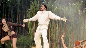 “美위대함 모욕” 트럼프, 슈퍼볼 스페인어 공연에 분노