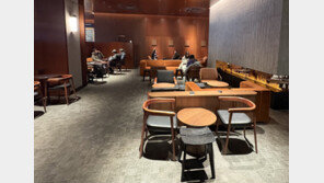 “승무원 30~40명 몰려 짐 방치”…광화문 스타벅스 민폐 이용 논란