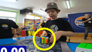 9살 큐브 신동 ‘3초 벽’ 허물었다…“세계 최초 2.76초 진입” 