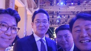 “셀카는 재드래곤과”…이재용 올림픽 외교…‘온통 삼성폰’
