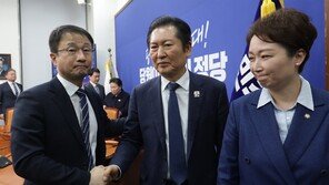 [속보]정청래 “지선前 조국당 합당 논의 중단…국민-당원에 죄송”