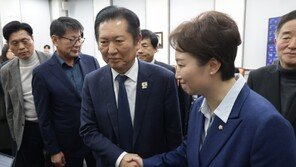  [속보]정청래 “지선前 조국당 합당 논의 중단…국민-당원에 죄송”