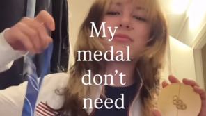 땅에 떨어지면 두 동강 나는 ‘불량 메달’