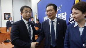 ‘합당 깜짝 제안’ 19일만에 제동… 정청래, 취임후 최대 위기