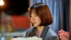 ‘건물주’ 임수정 첫 스틸…‘영끌’ 남편 하정우와 현실 부부 케미