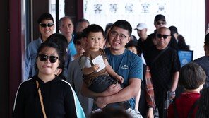 역대 최장 中 춘절 연휴에 19만명 몰린다…일평균 44% 급증