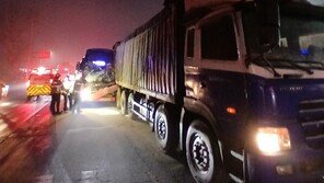군산 도로에서 통근버스가 25t 트럭 추돌…11명 중·경상