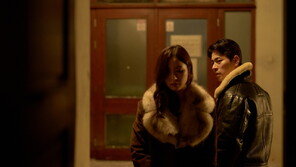 드디어 개봉 ‘휴민트’, 뜻밖의 ‘멜로’로 남녀 관객 동시에 끌어들이나