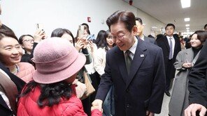 “덕분에 마수걸이”…충주 무학시장 방문한 李 대통령 부부