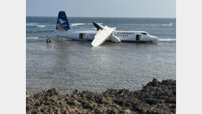 해안가에 불시착한 소말리아 여객기… 탑승자 전원 탈출