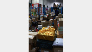 명절 앞 물류센터, 설 선물 등 택배 한가득