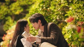 아이유, ♥이종석 놀랄듯…변우석과 파파라치 사진 (21세기 대군부인)