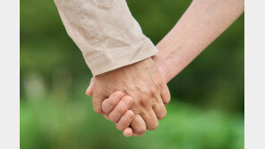 “고급 레스토랑보다 포옹”…영국 설문 87%, 소소한 일상적 표현 선호