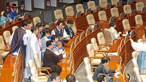 한복 입고 국회 본회의 참석한 의원들… 국힘은 보이콧