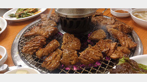 ‘지글지글’ 맛있는 기다림… 물리지 않는 돼지갈비의 힘[김도언의 너희가 노포를 아느냐]