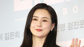 배우 최정윤, 5세 연하와 재혼 고백 “딸이 남편 잘 따른다”