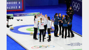 첫 스텝 꼬인 여자 컬링, 첫 상대 미국에 4-8로 져