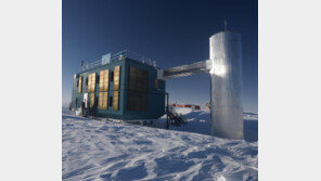 남극 빙하에 검출기 5800개… 우주 기원 단서 ‘중성미자’ 찾는다