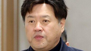 ‘李측근’ 김용, 보석중 북콘서트… 與의원 집결 “무죄”