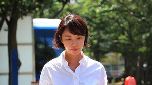 ‘43억 횡령’ 황정음, 이번엔 ‘흙바닥 장난감 나눔’ 논란