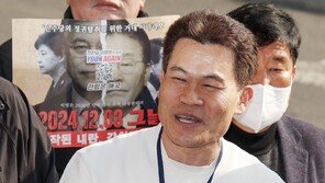 전한길, 목에 ‘기자증’ 걸고 등장…“나도 기자, 언론의 자유 있어”