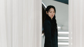 신혜선 정체가 뭘까…스릴러 ‘레이디 두아’ 13일 공개